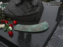 (увеличить фото) г. Москва, Троекуровское кладбище (уч. № 6). Надгробие на могиле В.Н. Кубасова (фрагмент надгробия, 16 декабря 2017 года)