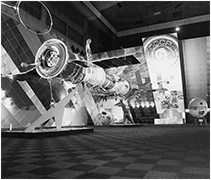 (увеличить фото) Национальная Торгово-промышленная выставка СССР в Лондоне (1979 год). Фрагмент экспозиции посвящённой освоению космоса (фотография из статьи М.Т. Майстровской "Рудольф Кликс и композиционный дизайн")