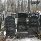 (увеличить фото) г. Москва, Введенское кладбище (уч. № 23). Надгробия на могилах Э.М. Манукяна и членов его семьи (март 2016 года)