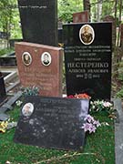 (увеличить фото) г. Москва, Кунцевское кладбище (уч. № 10). Надгробия на могилах А.И., Е.Х. и В.А. Нестеренко (август 2012 года)