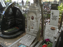 (увеличить фото) г. Москва, Ваганьковское кладбище (уч. № 14). Надгробия на могилах Е.И. Панченко, его родителей и членов их семьи (июль 2016 года)