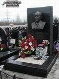 (увеличить фото) г. Москва, Троекуровское кладбище (уч. № 25а). Могила А.И. Савина после установки надгробия (декабрь 2017 года)
