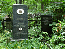 (увеличить фото) г. Москва, Введенское кладбище (уч. № 11), семейное захоронение Цыбиных (июнь 2014 года)