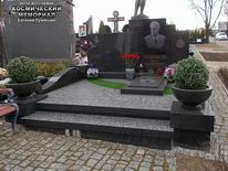 (увеличить фото) г. Москва, Троекуровское кладбище (уч. № 10-вк). Надгробие на могиле А.В. Усенкова (апрель 2019 года)