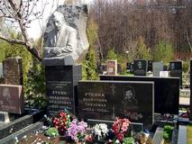 (увеличить фото) г. Москва, Троекуровское кладбище (уч. № 3). Надгробие на могиле В.Ф. Уткина (общий вид, июль 2012 года)