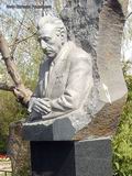 (увеличить фото) г. Москва, Троекуровское кладбище (уч. № 3). Надгробие на могиле В.Ф. Уткина (скульптурный портрет, июль 2012 года)